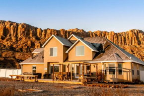 Moab Desert Home, 4 Bedroom Private House, Sleeps 10, Pet Friendly